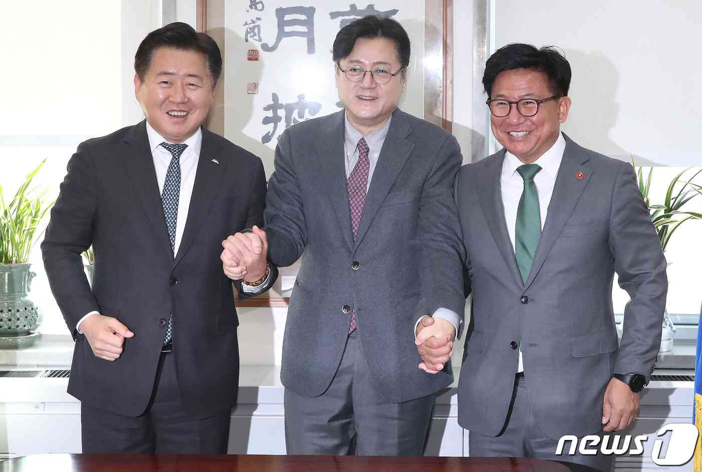 홍익표 더불어민주당 원내대표가 20일 오전 서울 여의도 국회에서 열린 더불어민주당·제주도·제주도의회 국비공동확보단 면담에서 오영훈 제주특별자치도지사, 김경학 제주특별자치도의회 의장과 기념촬영을 하고 있다. 2023.11.20/뉴스1 © News1 임세영 기자