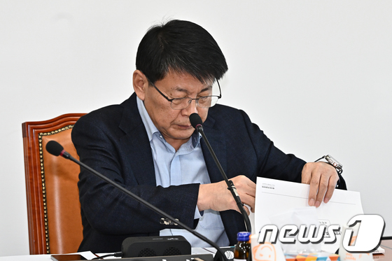 자료 검토하는 서삼석 소위원장