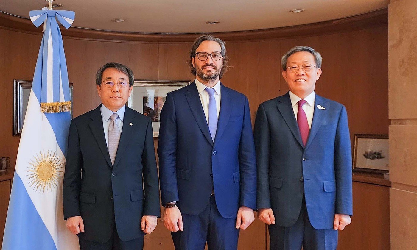 본문 이미지 -  정탁 포스코 대표이사 사장이 장면수 주아르헨티나 한국대사와 함께 산티아고 카피에로(Santiago Cafiero) 아르헨티나 외교통상부 장관을 만나 부산이 세계박람회 개최에 최적의 도시임을 강조했다. (포스코홀딩스 제공)