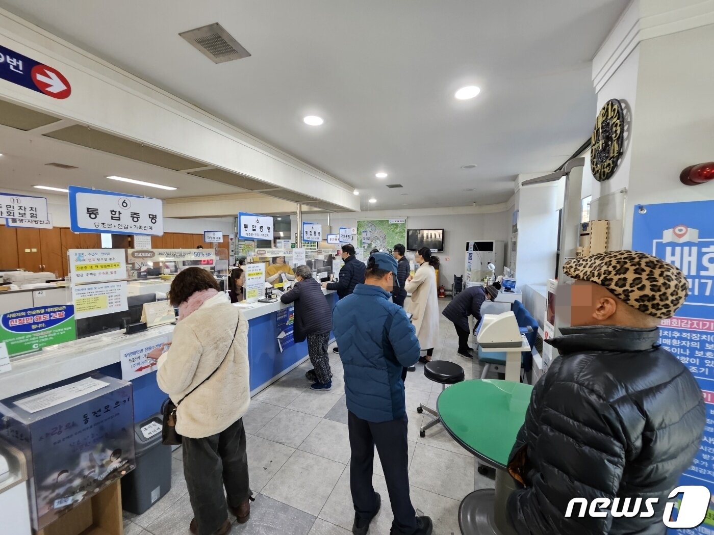본문 이미지 - 20일 오전 9시 강원 춘천 퇴계동행정복지센터에 이른 아침부터 민원 업무를 보려는 시민들로 북적였다. 2023.11.20 한귀섭 기자