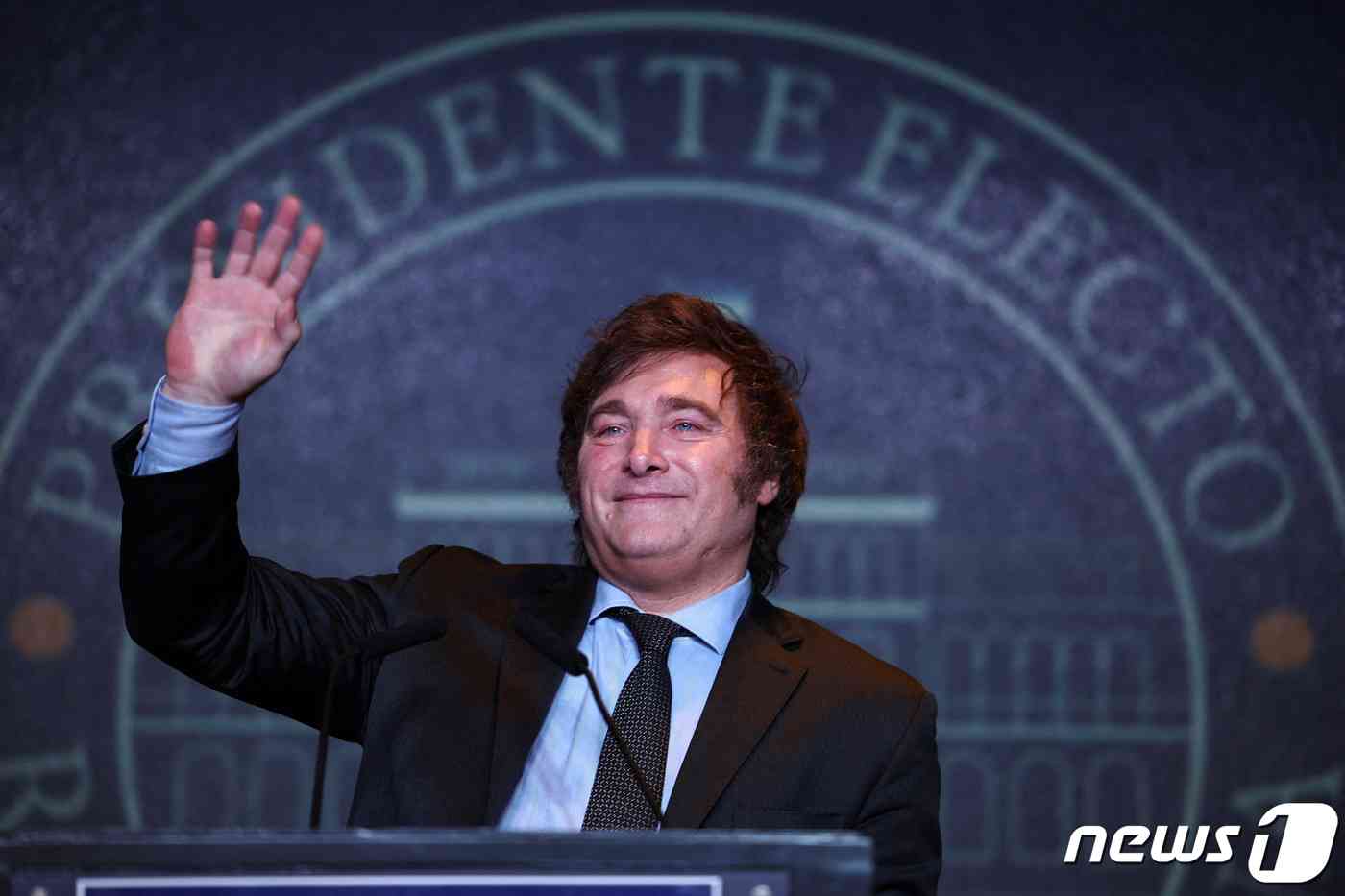 19일(현지시간) 아르헨티나 대선에서 승리한 하비에르 밀레이 후보가 대통령 수락 연설을 하면서 기뻐하고 있다. © 로이터=뉴스1 © News1 박형기 기자