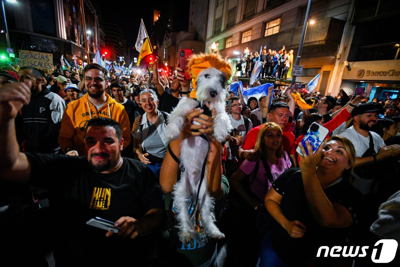 본문 이미지 - 19일&#40;현지시간&#41; 하비에르 밀레이 후보가 아르헨 대선에서 승리하자 지지자들이 수도 부에노스 아이레스 길거리로 몰려 나와 환호하고 있다. 2023.11.19 ⓒ 로이터=뉴스1 ⓒ News1 박형기 기자