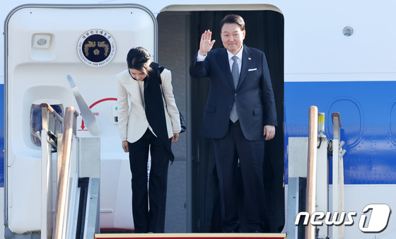 영국·파리 방문 차 출국하는 윤석열 대통령