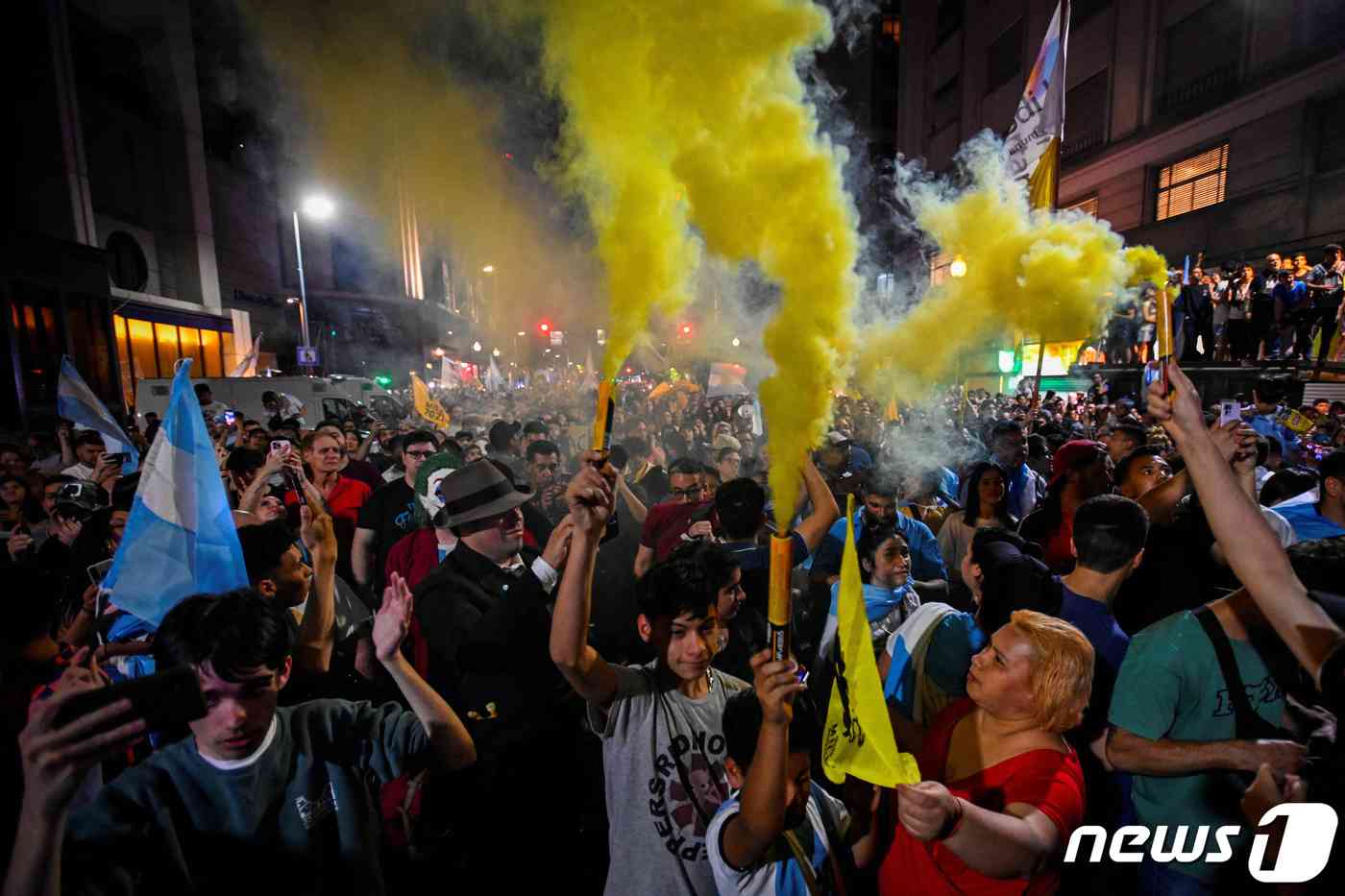 하비에르 밀레이 후보의 지지자들이 폭죽을 터트리고 있다. © 로이터=뉴스1 © News1 박형기 기자