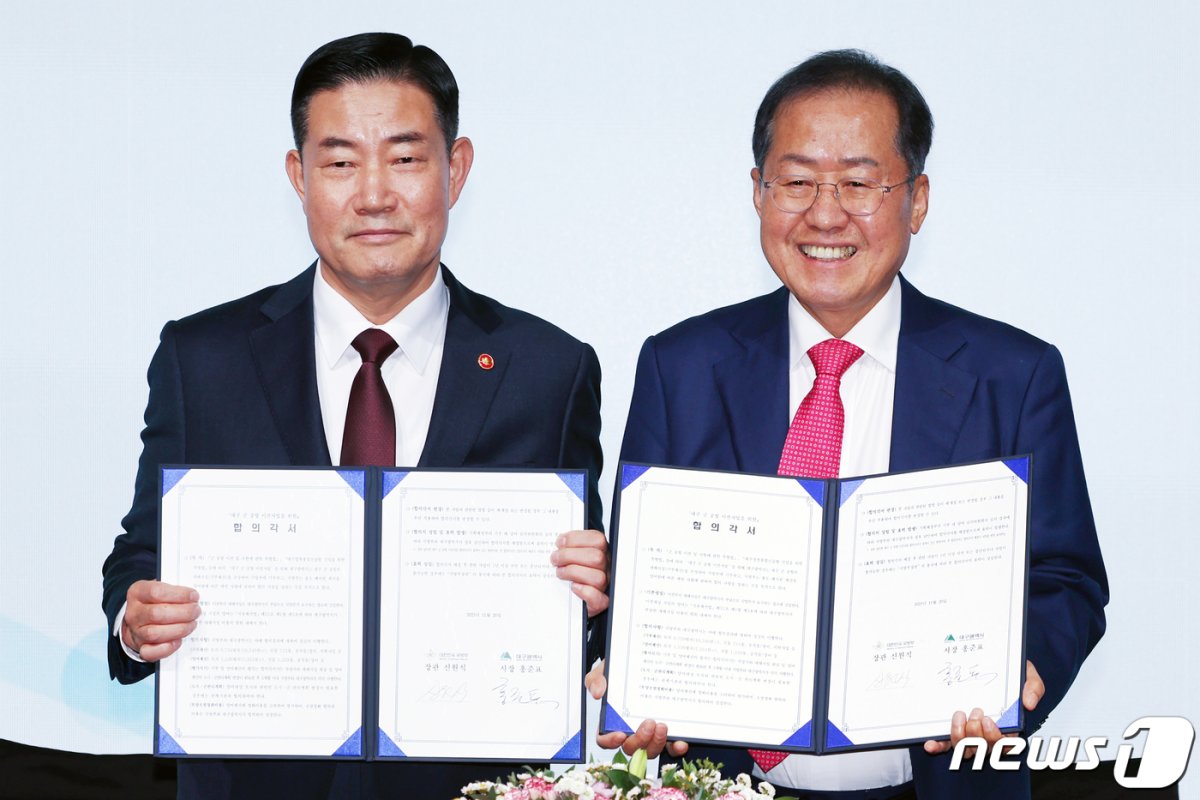 홍준표 대구시장(오른쪽)과 신원식 국방부 장관. 2023.11.20/뉴스1 © News1 민경석 기자