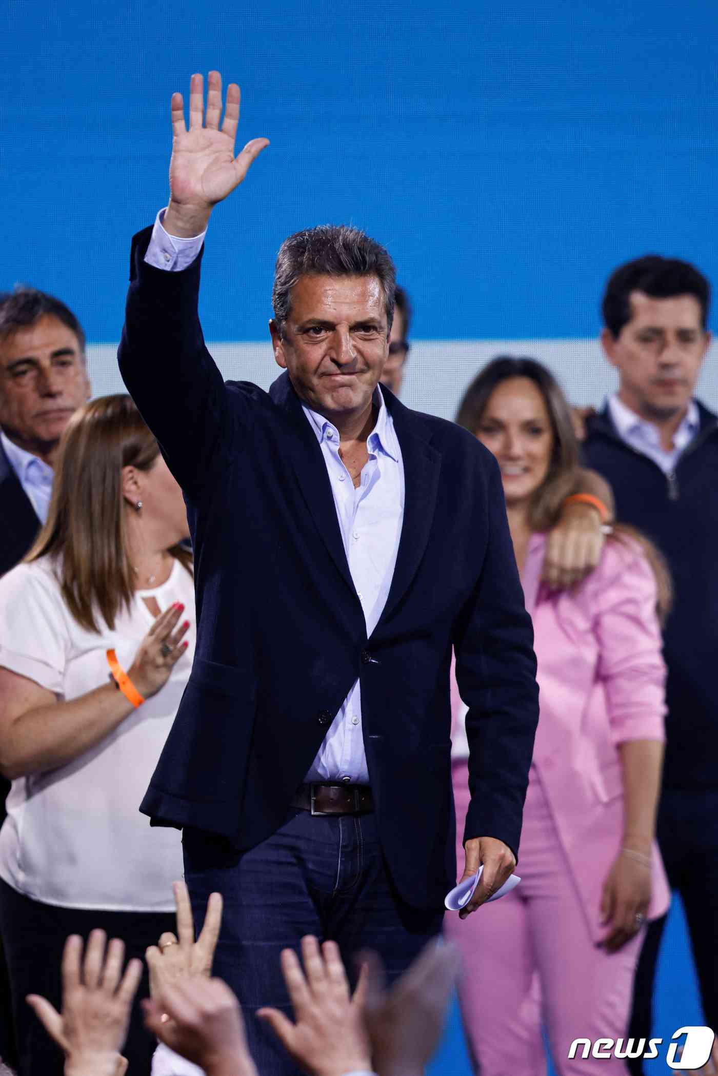아르헨 대선에서 진 세리히오 마사 후보가 그동안의 지지에 감사하는 연설을 한 뒤 손을 흔들고 있다. © 로이터=뉴스1 © News1 박형기 기자