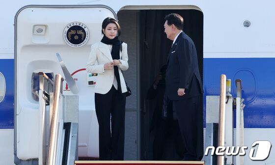 공군 1호기 탑승하는 윤석열 대통령·김건희 여사