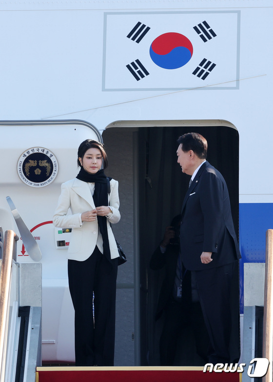 공군 1호기 탑승하는 윤석열 대통령·김건희 여사
