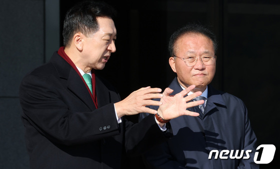 대화 나누는 김기현·윤재옥