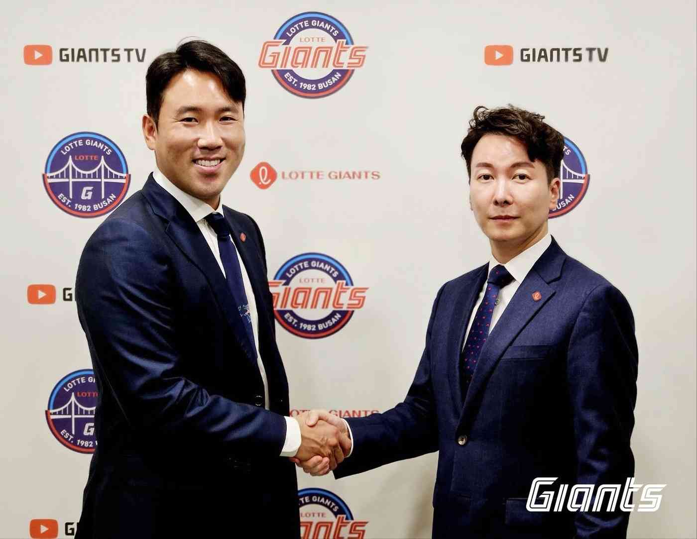 FA 계약을 맺은 전준우(왼쪽)와 박준혁 롯데 단장이 악수를 하고 있다. (롯데 제공)