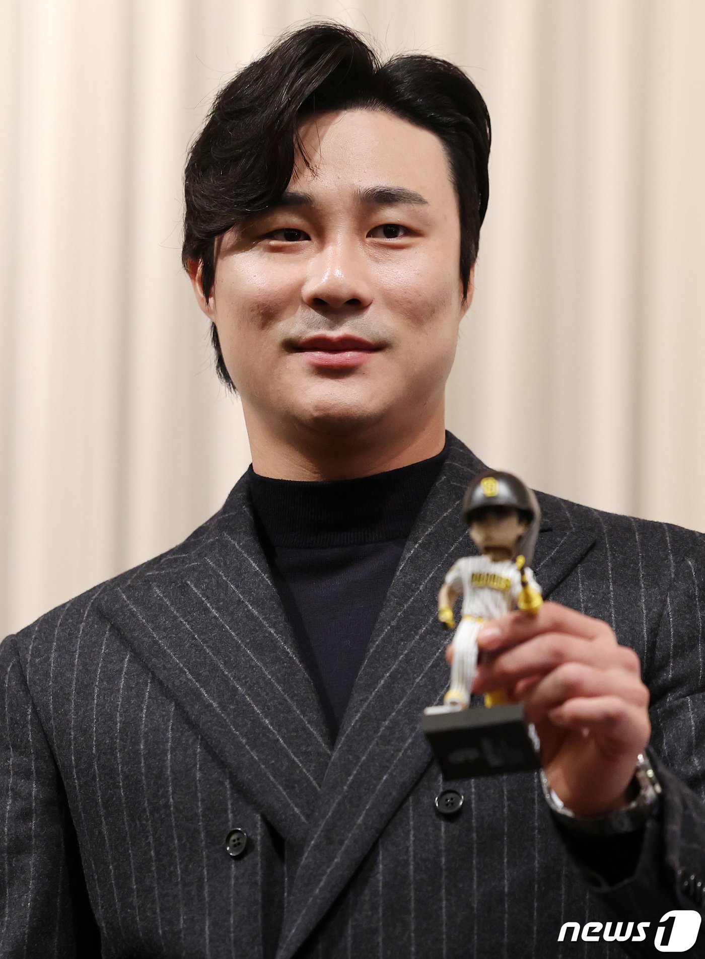 본문 이미지 - 역대 한국인 선수 최초로 메이저리그(MLB) 내셔널리그 유틸리티 야수 부문 골든글러브를 수상한 샌디에이고 파드리스의 김하성이 20일 서울 강남구 청담동 호텔리베라에서 열린 공식 기자회견에서 포즈를 취하고 있다. 2023.11.20/뉴스1 ⓒ News1 김진환 기자