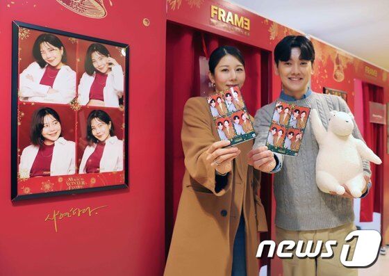 신세계百 '크리스마스 포토부스에서 추억 남기세요'