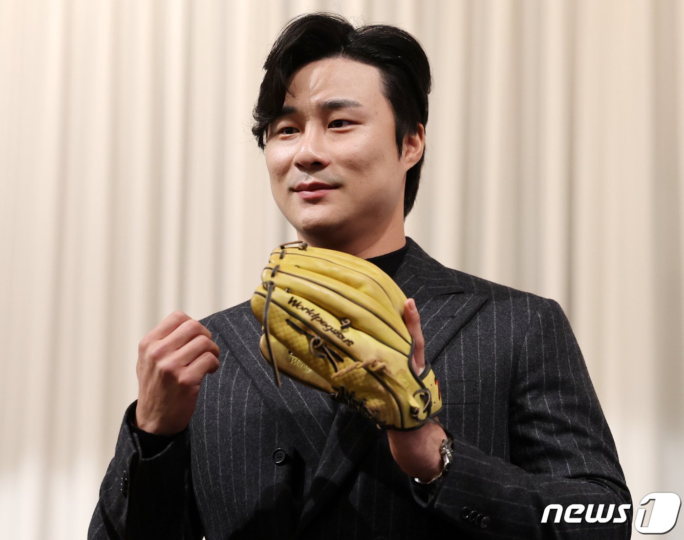 본문 이미지 - 역대 한국인 선수 최초로 메이저리그(MLB) 내셔널리그 유틸리티 야수 부문 골든글러브를 수상한 샌디에이고 파드리스의 김하성이 20일 서울 강남구 청담동 호텔리베라에서 열린 공식 기자회견에서 포즈를 취하고 있다. 2023.11.20/뉴스1 ⓒ News1 김진환 기자