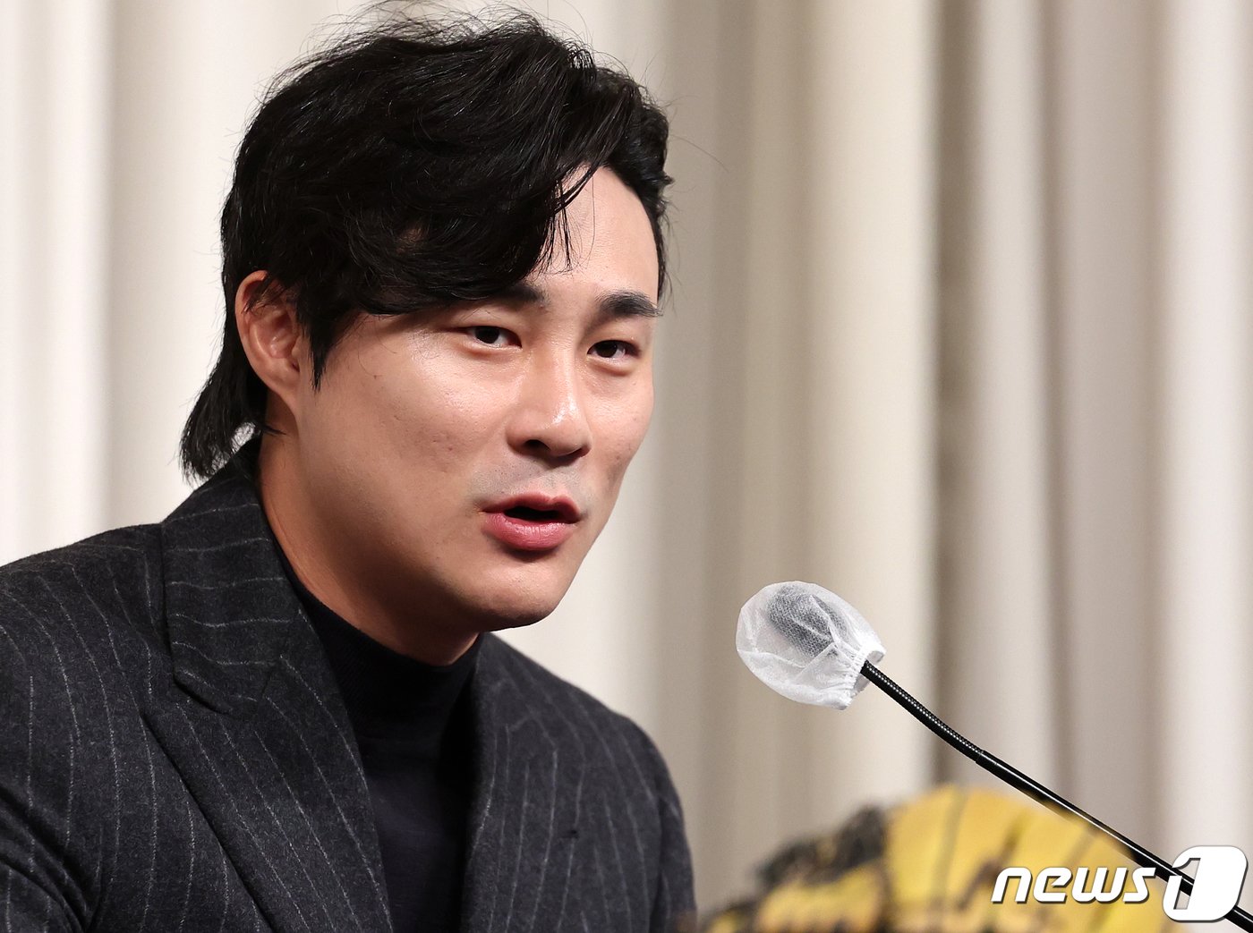 본문 이미지 - 역대 한국인 선수 최초로 메이저리그(MLB) 내셔널리그 유틸리티 야수 부문 골든글러브를 수상한 샌디에이고 파드리스의 김하성이 20일 서울 강남구 청담동 호텔리베라에서 열린 공식 기자회견에서 취재진 질문에 답변하고 있다. 2023.11.20/뉴스1 ⓒ News1 김진환 기자