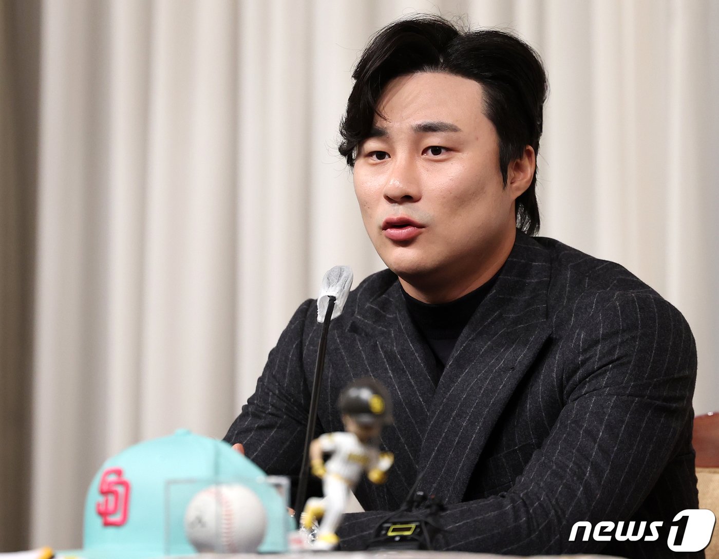 본문 이미지 - 역대 한국인 선수 최초로 메이저리그(MLB) 내셔널리그 유틸리티 야수 부문 골드글러브를 수상한 샌디에이고 파드리스의 김하성이 20일 서울 강남구 청담동 호텔리베라에서 열린 공식 기자회견에서 취재진 질문에 답변하고 있다. 2023.11.20/뉴스1 ⓒ News1 김진환 기자