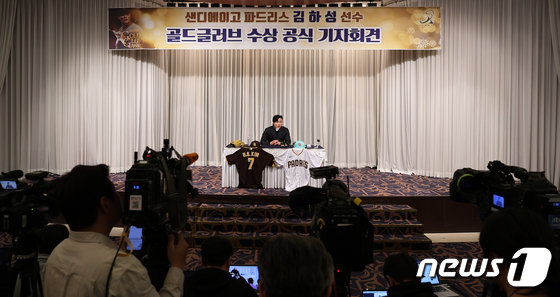 취재진 질문에 답하는 김하성