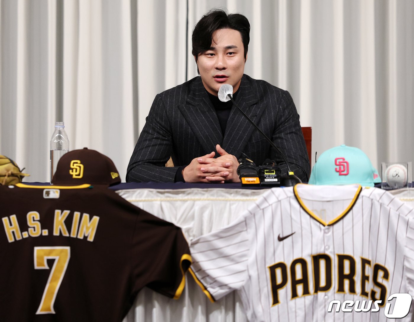 역대 한국인 선수 최초로 메이저리그&#40;MLB&#41; 내셔널리그 유틸리티 야수 부문 골든글러브를 수상한 샌디에이고 파드리스의 김하성이 20일 서울 강남구 청담동 호텔리베라에서 열린 공식 기자회견에서 취재진 질문에 답변하고 있다. 2023.11.20/뉴스1 ⓒ News1 김진환 기자