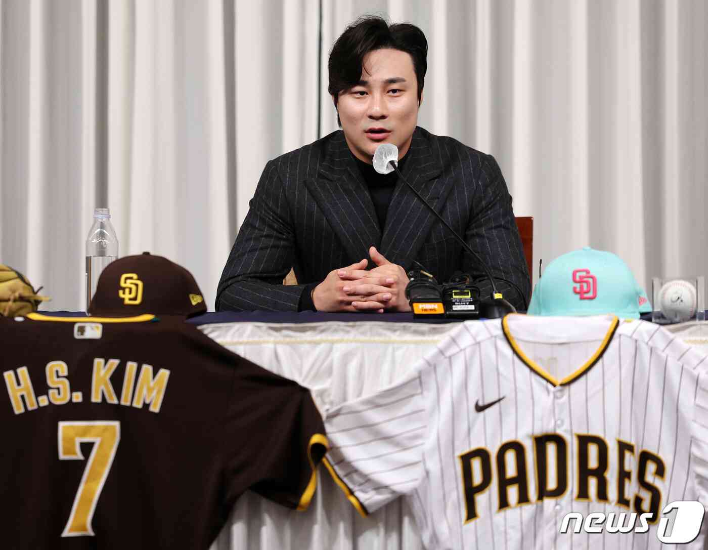 역대 한국인 선수 최초로 메이저리그(MLB) 내셔널리그 유틸리티 야수 부문 골든글러브를 수상한 샌디에이고 파드리스의 김하성이 20일 서울 강남구 청담동 호텔리베라에서 열린 공식 기자회견에서 취재진 질문에 답변하고 있다. 2023.11.20/뉴스1 © News1 김진환 기자