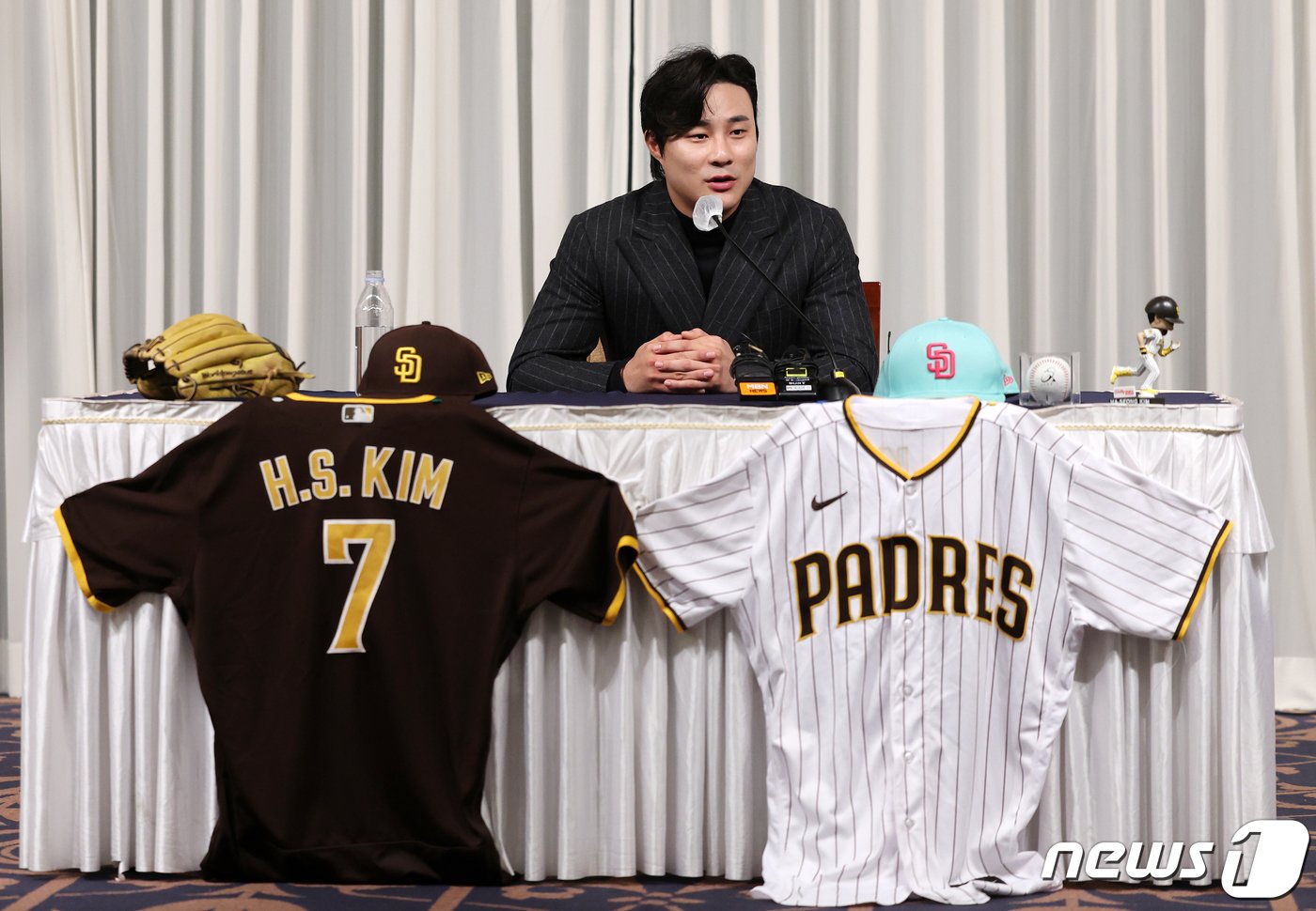 역대 한국인 선수 최초로 메이저리그&#40;MLB&#41; 내셔널리그 유틸리티 야수 부문 골든글러브를 수상한 샌디에이고 파드리스의 김하성이 20일 서울 강남구 청담동 호텔리베라에서 열린 공식 기자회견에서 취재진 질문에 답변하고 있다. 2023.11.20/뉴스1 ⓒ News1 김진환 기자