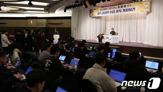 뜨거운 취재 열기 속 진행되는 김하성 공식 기자회견