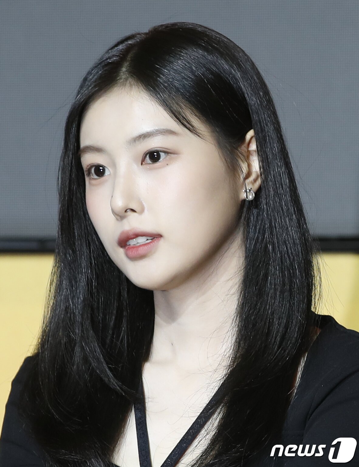 본문 이미지 - 아이즈원 출신 배우 강혜원이 20일 오전 서울 역삼동 조선 팰리스 강남 호텔에서 진행된 쿠팡플레이 오리지널 드라마 '소년시대' 제작발표회에서 미소를 짓고 있다. ‘소년시대’는 1989년 충청남도를 배경으로 안 맞고 사는 게 일생일대의 목표인 병태가 하루아침에 부여 짱으로 둔갑하면서 벌어지는 이야기를 그렸다. 2023.11.20/뉴스1 ⓒ News1 권현진 기자