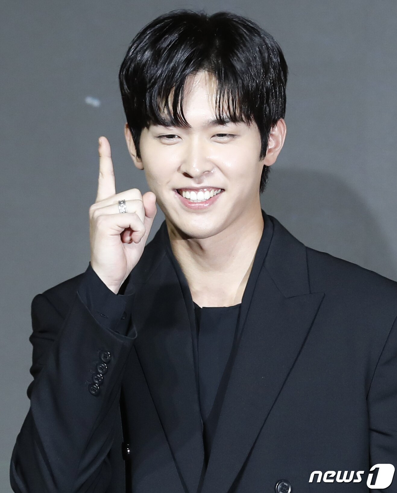 본문 이미지 - 배우 이시우가 20일 오전 서울 역삼동 조선 팰리스 강남 호텔에서 진행된 쿠팡플레이 오리지널 드라마 '소년시대' 제작발표회에서 댄스를 선보이고 있다. ‘소년시대’는 1989년 충청남도를 배경으로 안 맞고 사는 게 일생일대의 목표인 병태가 하루아침에 부여 짱으로 둔갑하면서 벌어지는 이야기를 그렸다. 2023.11.20/뉴스1 ⓒ News1 권현진 기자