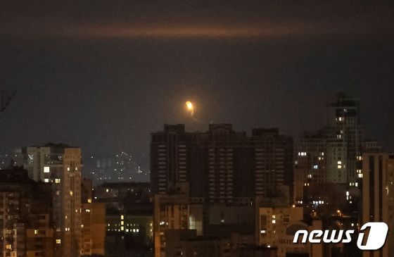 [사진] 키이우 상공서 폭발하는 러시아 군 발사 드론