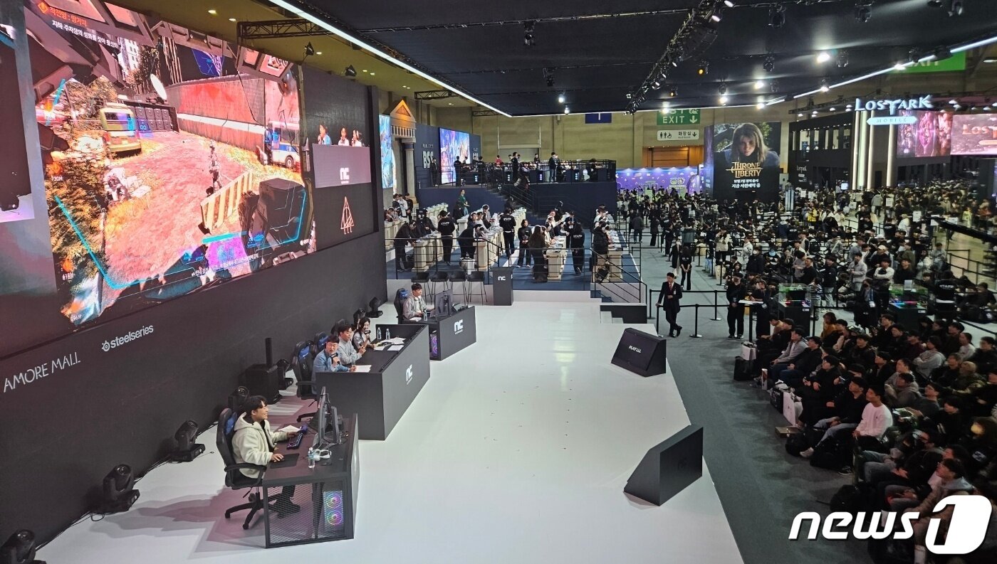 본문 이미지 - 엔씨소프트에서 LLL을 개발 중인 정민주 리드가 무대에서 게임을 시연하며 소통하는 모습 2023.11.17/뉴스1 ⓒ News1 박소은 기자