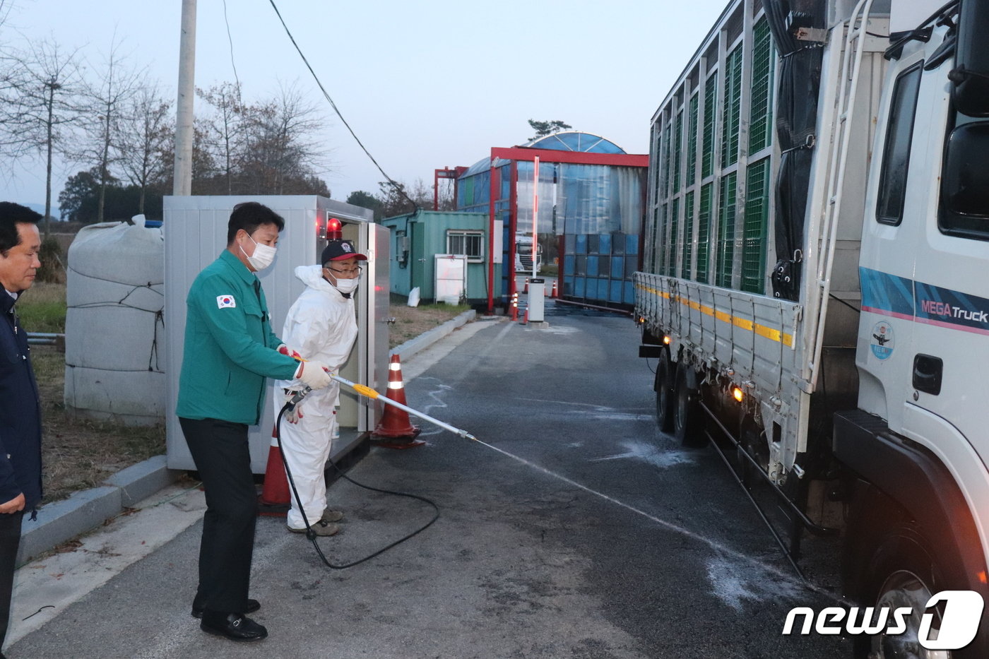 본문 이미지 - 노형수 고창군 부군수가 소 럼피스킨 방역활동을 지원하고 있다.&#40;고창군 제공&#41;2023.11.20/뉴스1 