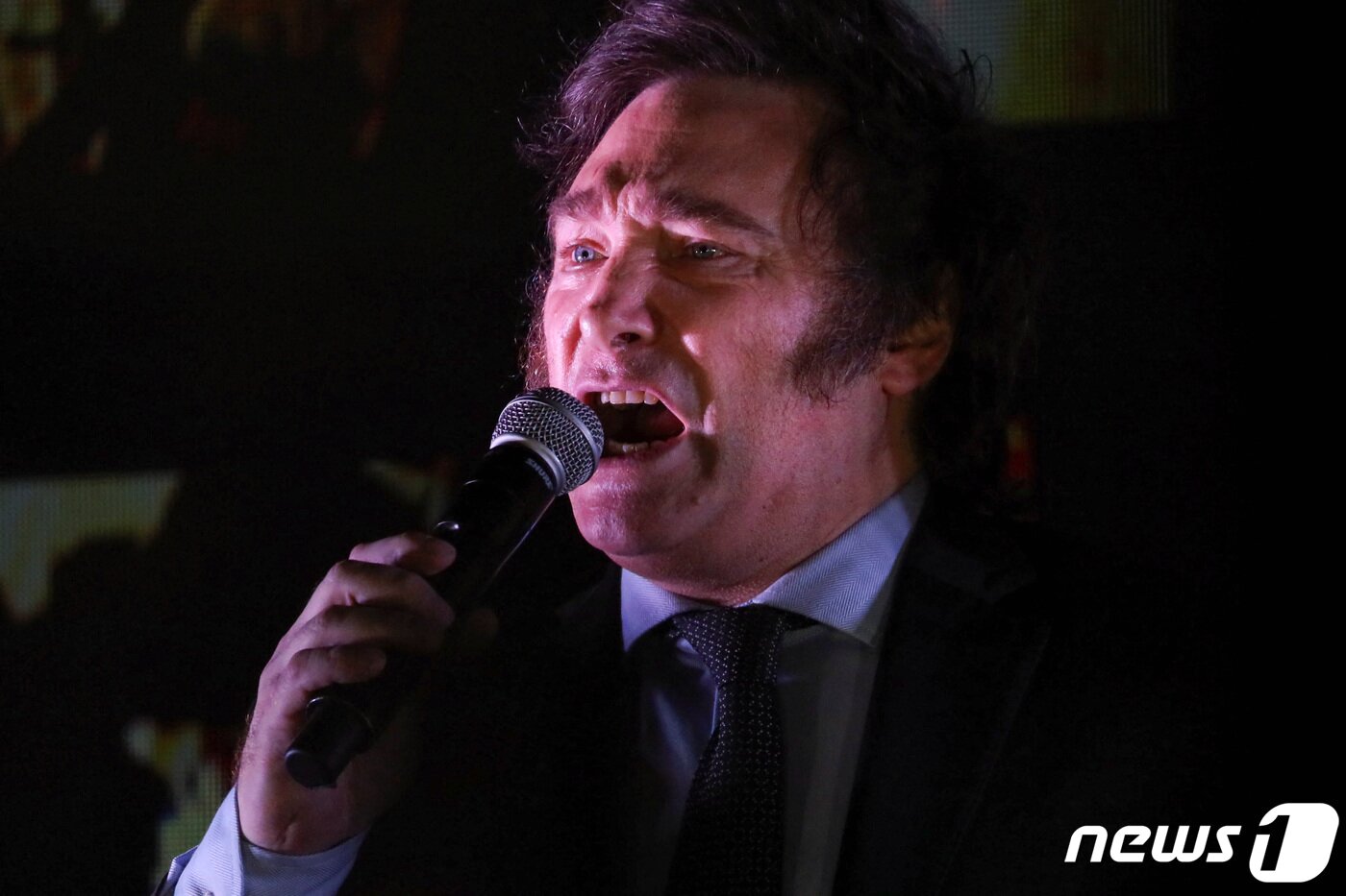 본문 이미지 - 아르헨티나 대통령 당선자 하비에르 밀레이가 지난 11월19일(현지시각) 부에노스아이레스 당사에서 결선 투표의 승리가 확정된 뒤 지지자들에게 연설을 하고 있다. 2023.11.20 ⓒ 로이터=뉴스1 ⓒ News1 우동명 기자