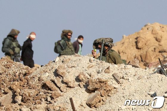 [사진] 안대 씌운 가자 지구 주민 연행하는 이스라엘 군