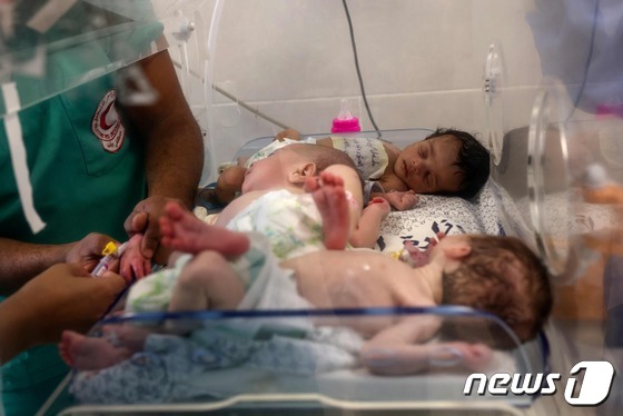 [사진] 가자 라파 병원으로 대피한 팔레스타인 미숙아들