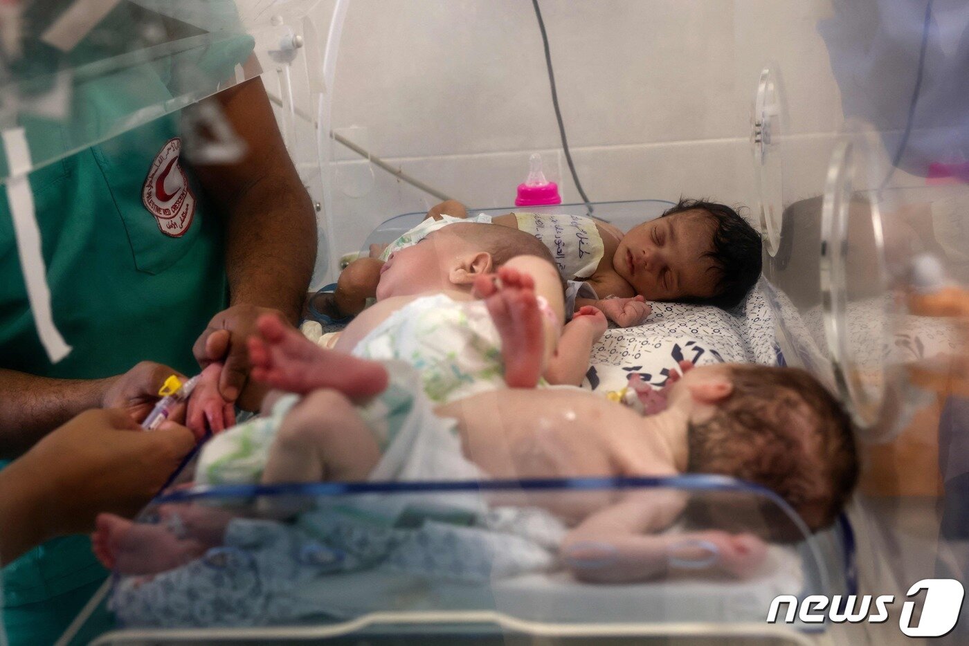 본문 이미지 - 19일(현지시각) 이스라엘과 팔레스타인 무장 정파 하마스가 전쟁 중인 가운데 가자 지구의 알시파 병원에서 라파의 에미레이트병원으로 대피한 미숙아들을 의료진이 돌보고 있다. 2023.11.20 ⓒ AFP=뉴스1 ⓒ News1 우동명 기자