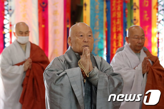 합장하는 스님들