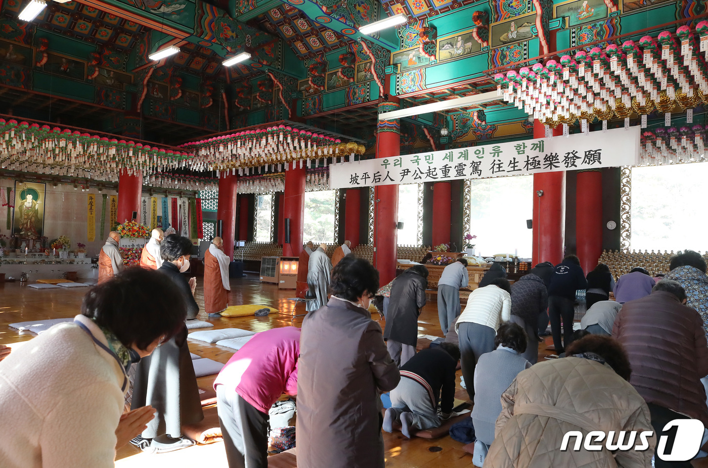 (대구=뉴스1) 공정식 기자 = 20일 오전 대구 동구 팔공총림 동화사에서 열린 윤석열 대통령의 부친 故 윤기중 연세대 명예교수의 100일재 천도법회에서 스님과 불자들이 왕생극락을 …