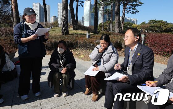 파업 중인 콜센터 노동자들 만난 박주민