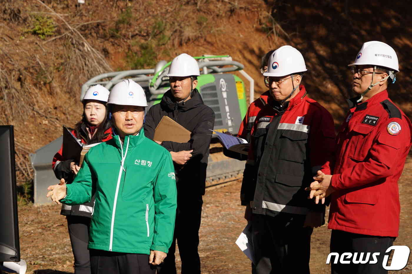 남성현 산림청장(왼쪽 첫번째)이 관계자들과 목재수확현장을 점검하고 있다. (산림청 제공)/뉴스1