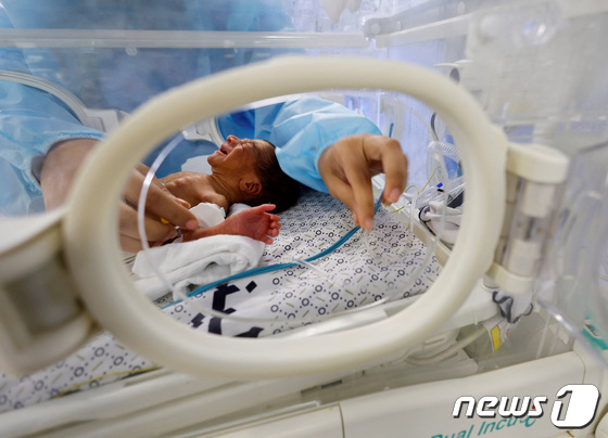 [포토] 가자지구 병원 인큐베이터에 누워있는 신생아