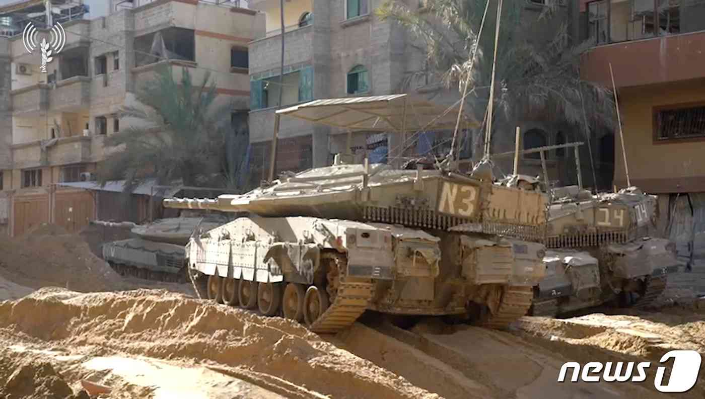 19일(현지시간) 공개된 사진에서 이스라엘군의 탱크가 가자지구의 도로를 지나가고 있다. 2023.11.20 © 로이터=뉴스1 © News1 정지윤 기자