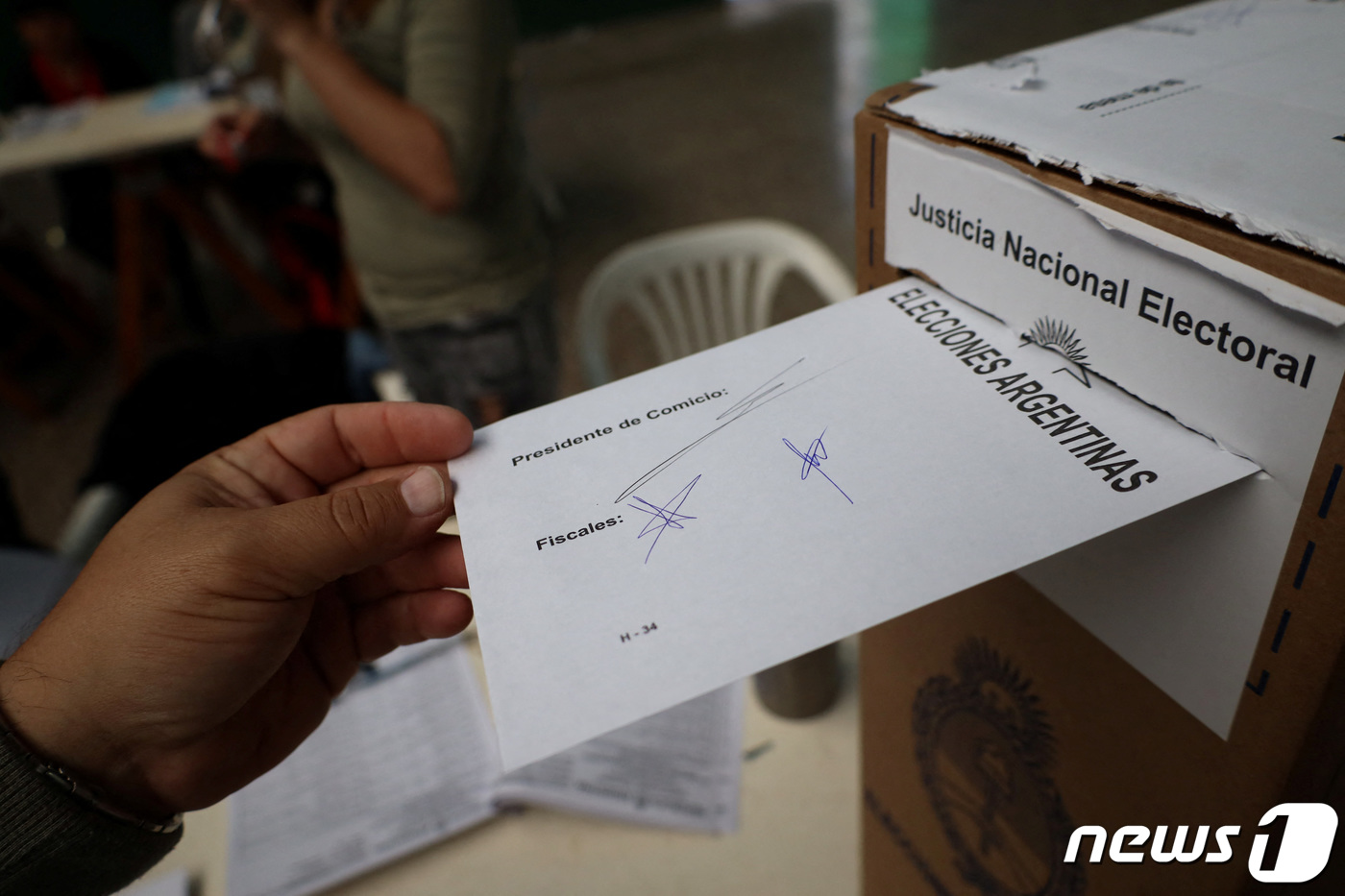 (부에노스 아이레스 로이터=뉴스1) 정지윤 기자 = 아르헨티나의 부에노스아이레스에서 대선을 맞아 19일(현지시간) 주민들이 투표함에 투표용지를 넣고 있다. 2023.11.20ⓒ 로 …