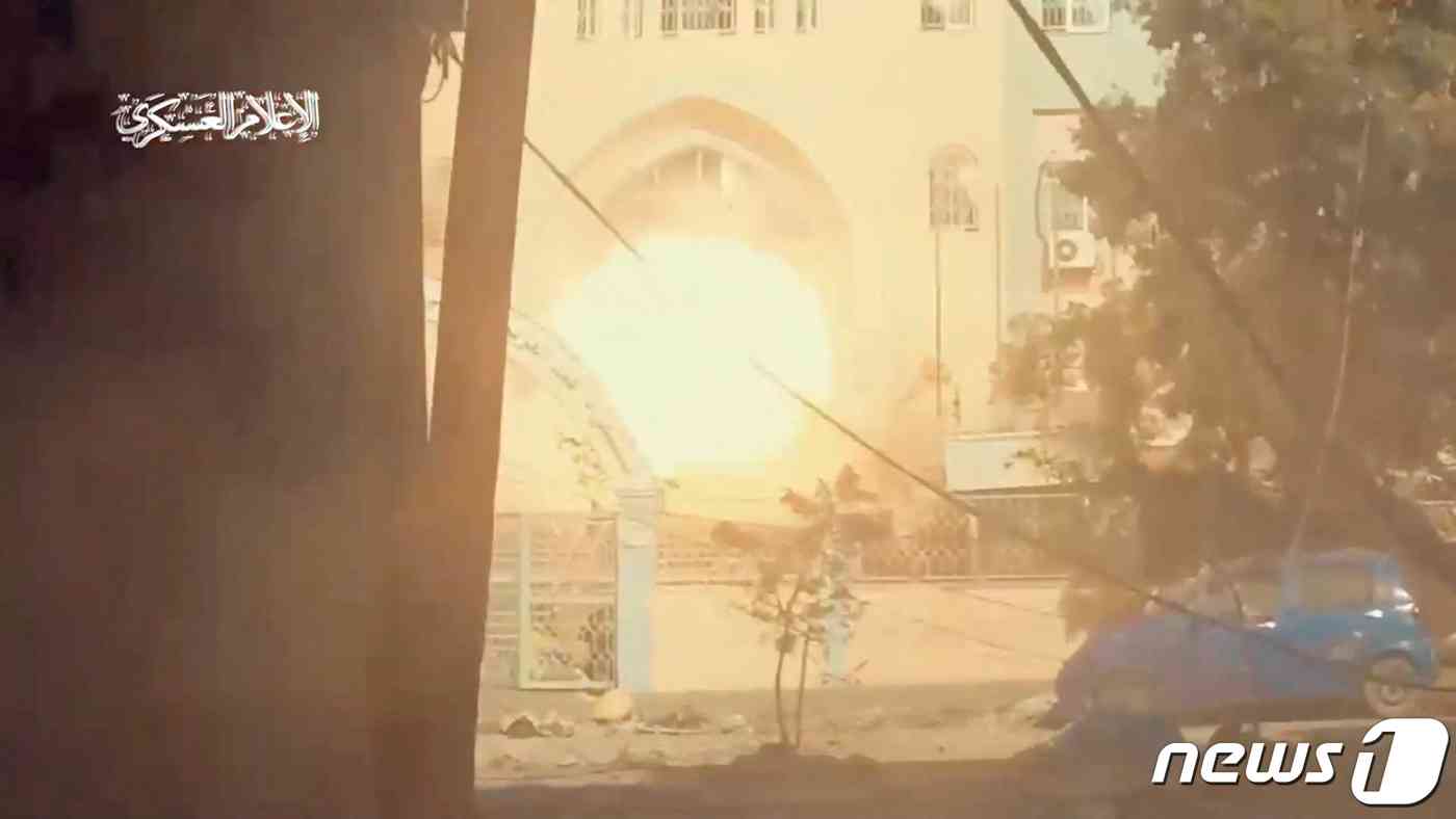 19일(현지시간) 공개된 사진에서 가자지구 알란티시 병원에 폭발이 일어나고 있다. 2023.11.20 © 로이터=뉴스1 © News1 정지윤 기자