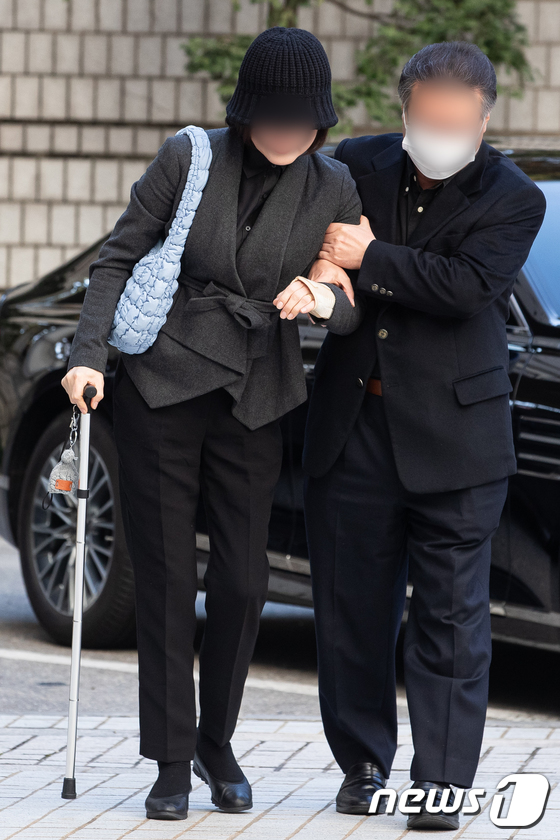 부축 받으며 법정 향하는 정겸심 전 교수