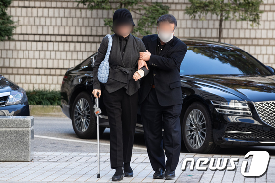 지팡이 짚고 2심 공판 출석하는 정경심 전 동양대 교수