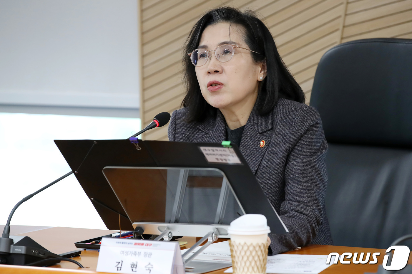 (대구=뉴스1) 공정식 기자 = 김현숙 여성가족부 장관이 20일 오후 대구 수성구 알파시티 대구디지털혁신진흥원을 찾아 여성일자리정책협의회 위원 및 기업체 대표와 일자리 간담회를 갖 …