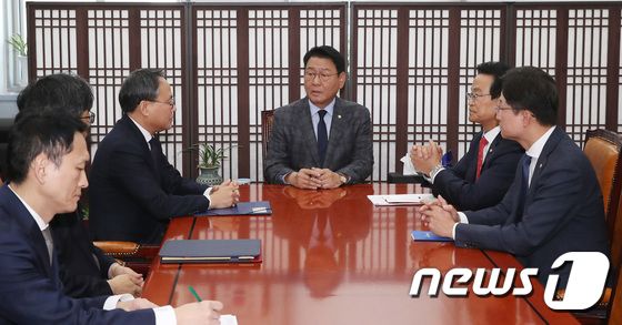 정부 행정 전산망 마비 사태 보고받는 김교흥 위원장