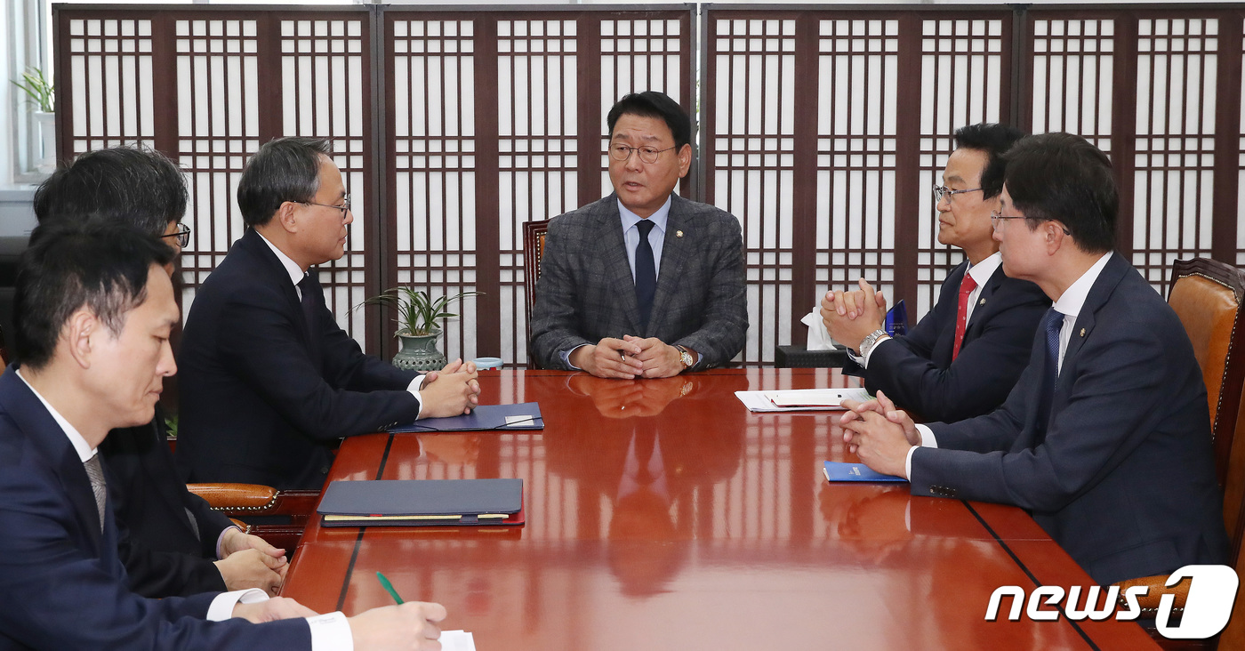 (서울=뉴스1) 임세영 기자 = 김교흥 국회 행안위 위원장이 20일 오후 서울 여의도 국회 행안위원장실에서 행정안전부 관계자들로부터 정부 행정 전산망 마비 사태와 관련해 보고를 받 …