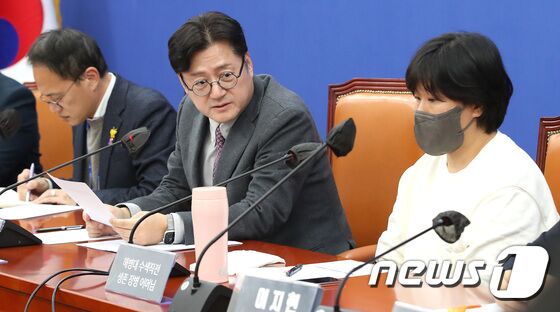 발언하는 홍익표 원내대표