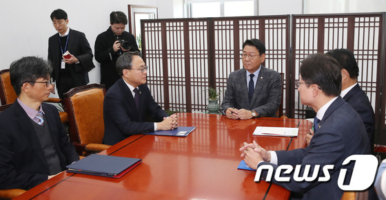 정부 행정 전산망 마비 사태 보고 위해 국회 찾은 행안부 관계자들