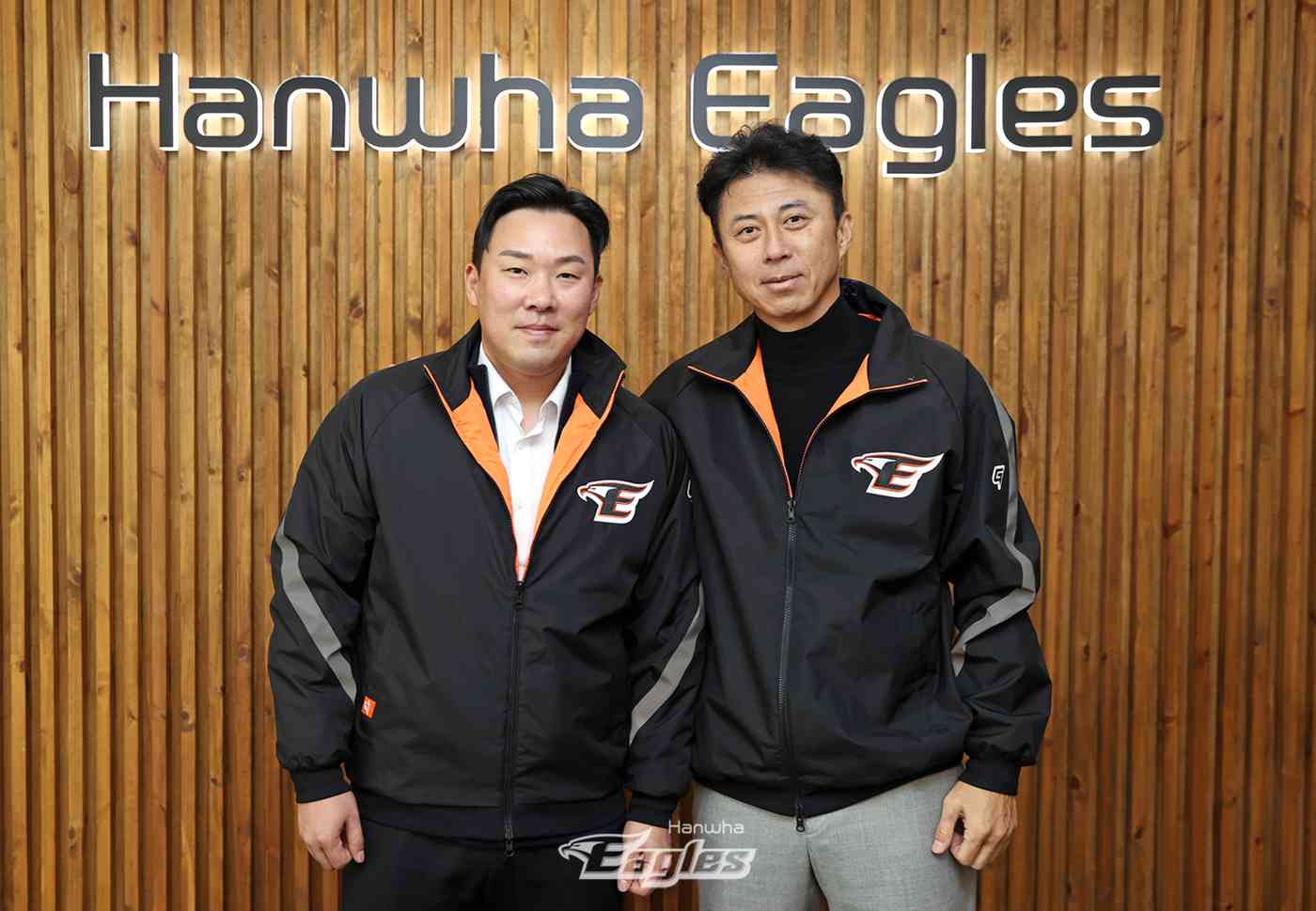 한화 이글스와 FA 계약을 맺은 안치홍(왼쪽)이 손혁 한화 단장과 기념 촬영을 하고 있다. (한화 제공)