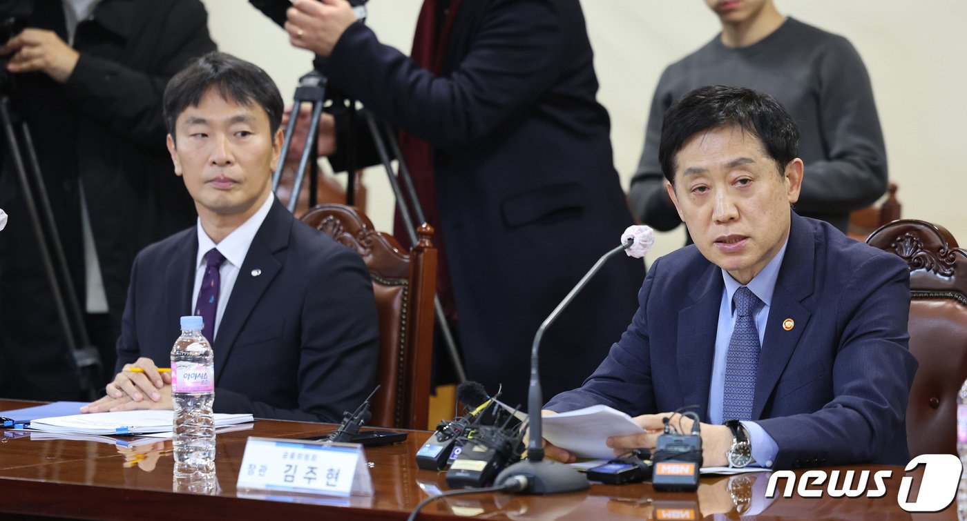 본문 이미지 - 김주현 금융위원장이 20일 오후 서울 중구 은행연합회에서 열린 금융지주회장 간담회에서 모두 발언을 하고 있다.2023.11.20/뉴스1 ⓒ News1 박지혜 기자